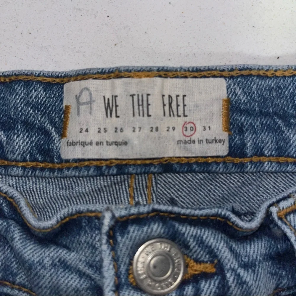We The Free Women’s Straight Jeans Medium Wash Distressed 30